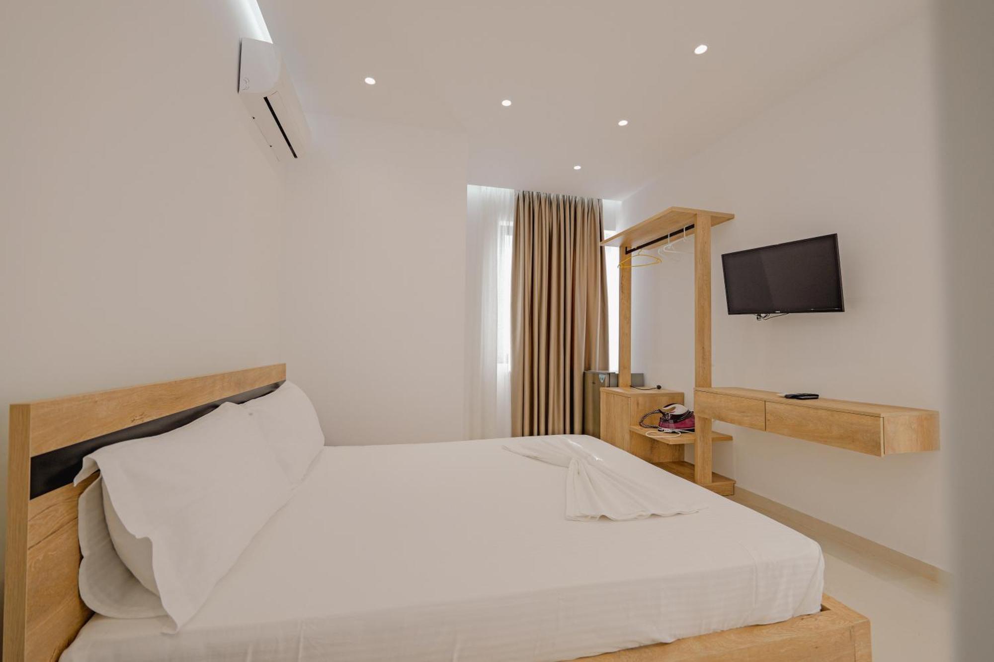 Xhefri 2 Hotel *